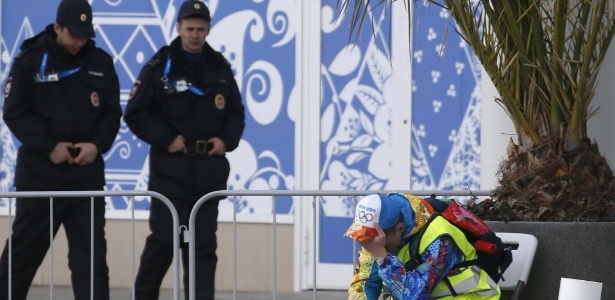 Oficiais fazem a segurança em um dos locais oficiais de competição dos Jogos de Sochi, na Rússia - REUTERS/Alexander Demianchuk 