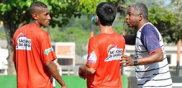 Técnico do São João da Barra, Andrade orienta jogadores durante vitória sobre os reservas do Flamengo no Ninho do Urubu - Alexandre Vidal/Flamengo