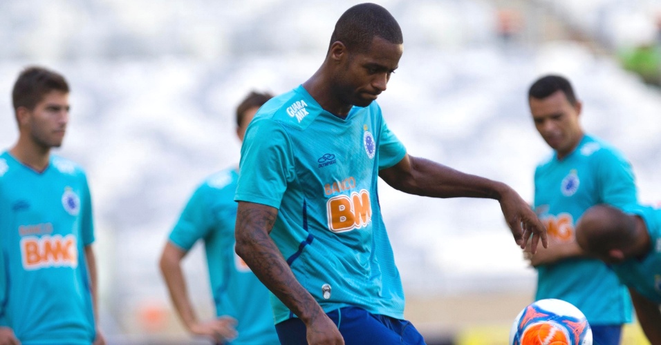 24 jan 2014 - Zagueiro Dedé durante treino do Cruzeiro no Mineirão