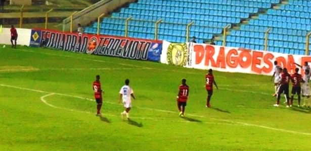 São José-MA (de branco) tinha apenas 11 jogadores para enfrentar o Moto Club no Estadual - Anderson Rodrigues / Divulgação