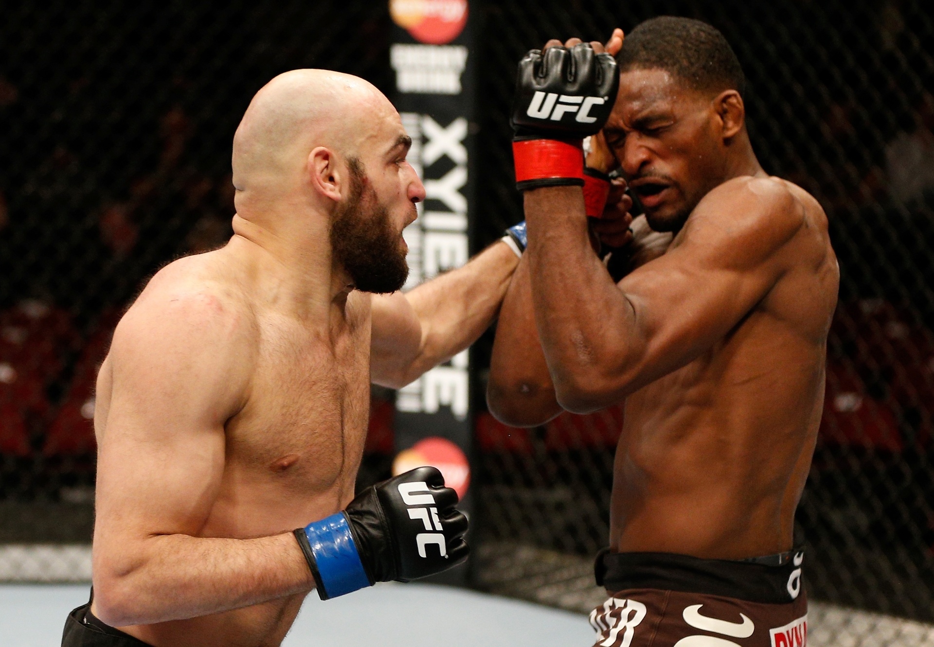 Russo Gasan Umalatov até acertou esse bom golpe em Neil Magny, mas acabou derrotado pelo norte-americano, por pontos, em sua estreia no UFC - Josh Hedges/Zuffa LLC UFC