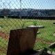 Seguranças do Corinthians tentaram usar tapumes de madeira para tapar o buraco feito pelos torcedores no alambrado do CT Joaquim Grava - Karla Torralba/UOL