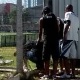 Torcedores invadem o campo do CT Joaquim Grava, em São Paulo, para protestar contra os jogadores do Corinthians - Karla Torralba/UOL