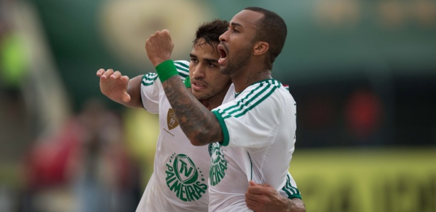 Wesley comemora gol durante jogo do Palmeiras com Alan Kardec - Danilo Verpa/Folhapress