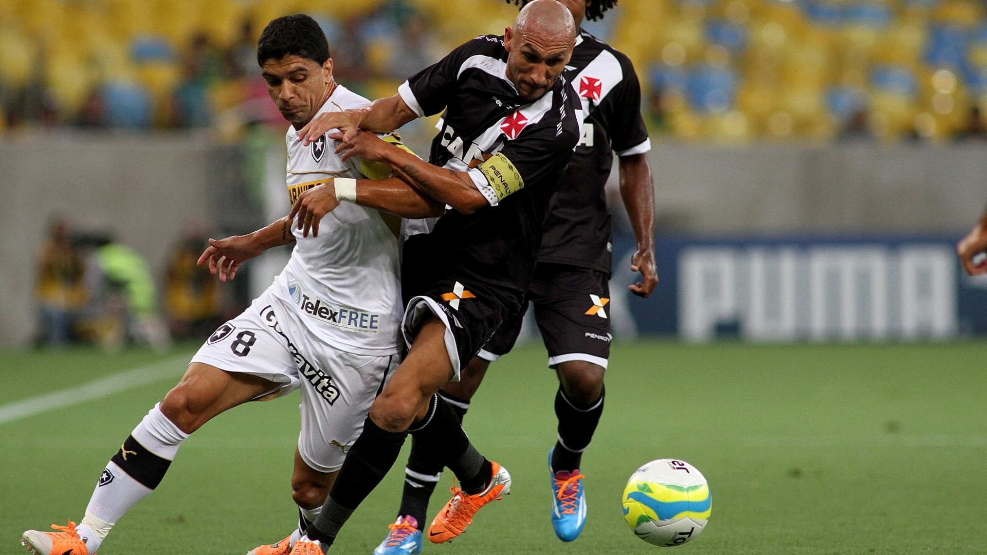02.fev.2014 - Argentino Guiñazú, do Vasco, disputa bola com meia Renato, do Botafogo, em clássico pelo Carioca