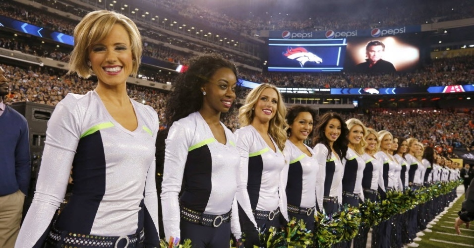 02.fev.2014 - Cheerleaders se preparam para o Super Bowl de 2014, disputado entre Seattle Seahawks e Denver Broncos