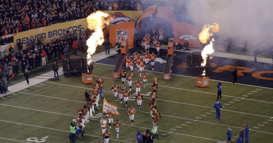 02.fev.2014 - Denver Broncos entra em campo e é saudado pelo público antes do Super Bowl de 2014