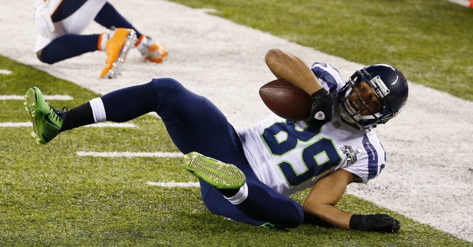 02.fev.2014 - Doug Baldwin, wide receiver do Seattle Seahawks, cai com a bola após receber tackle no Super Bowl XLVIII