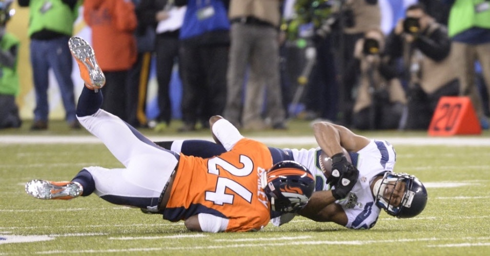 02.fev.2014 - Doug Baldwin, wide receiver do Seattle Seahawks, é derrubado durante o Super Bowl XLVIII