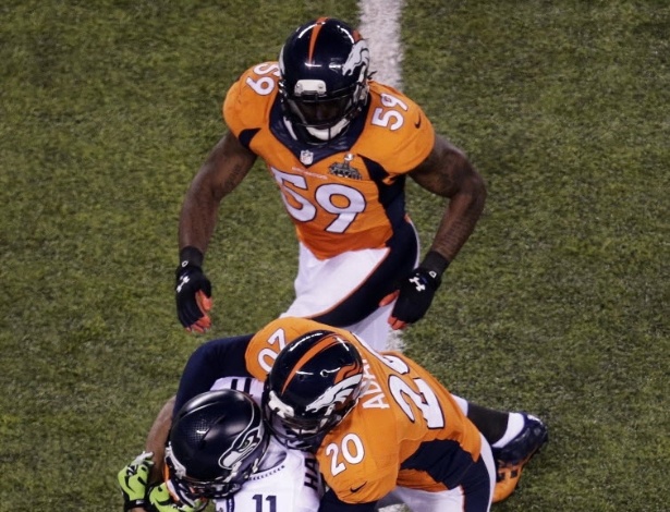02.fev.2014 - Jogadores de Denver Broncos e Seattle Seahawks disputam a bola no Super Bowl XLVIII
