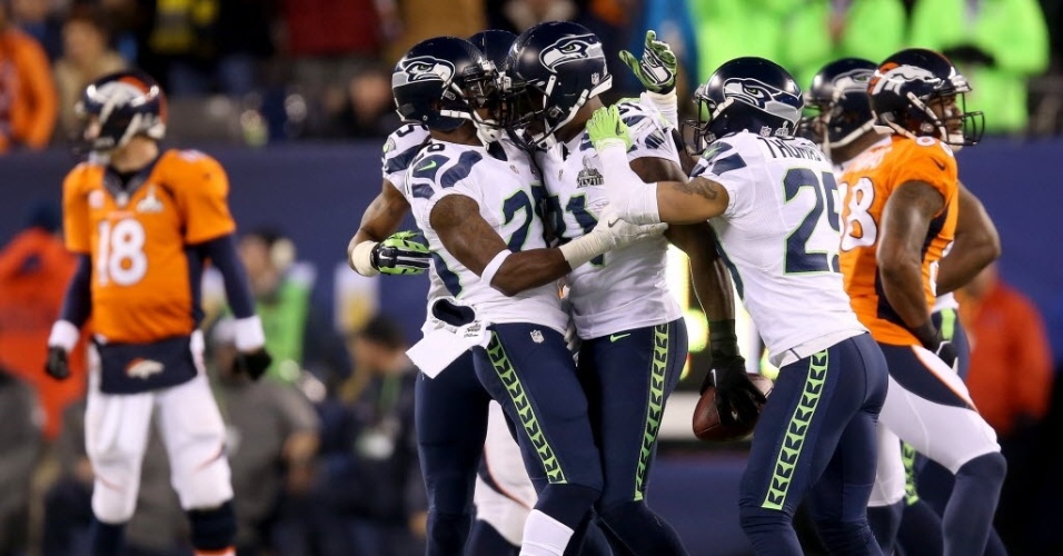 02.fev.2014 - Jogadores do Seattle Seahawks comemoram após terem interceptado passe de Peyton Manning no Super Bowl XLVIII