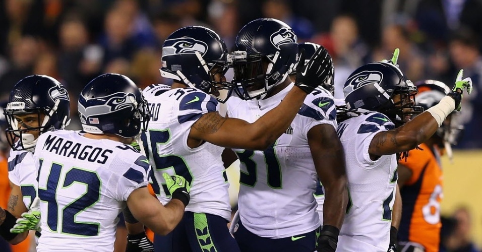 02.fev.2014 - Jogadores do Seattle Seahawks comemoram em primeiro tempo perfeito no Super Bowl XLVIII