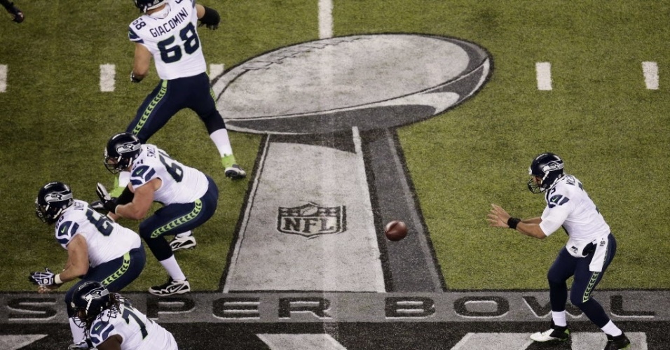 02.fev.2014 - Jogadores do Seattle Seahawks se preparam para lance ofensivo no Super Bowl XLVIII