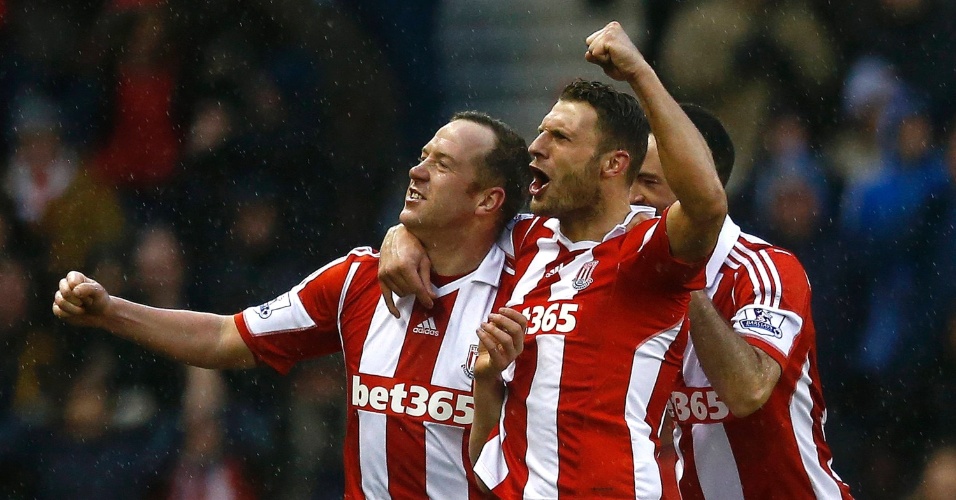 01.fev.2014 - Jogadores do Stoke City comemoram gol marcado por Charlie Adam na vitória contra o Manchester United