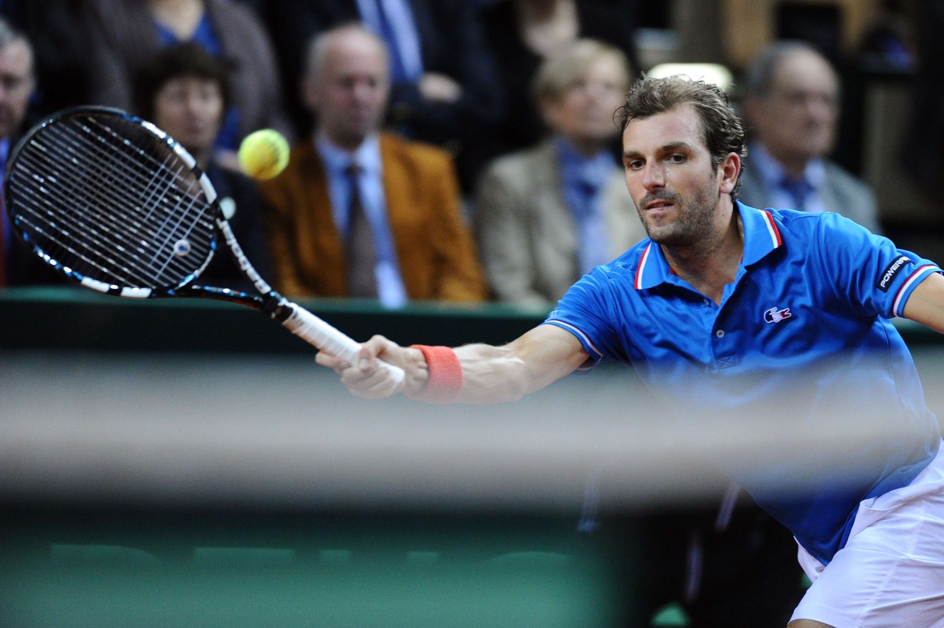 02.fev.2014 - Julien Benneteau, da França, vence partida contra o australiano Kokkinakis e soma mais um ponto para a sua equipe, na Copa Davis