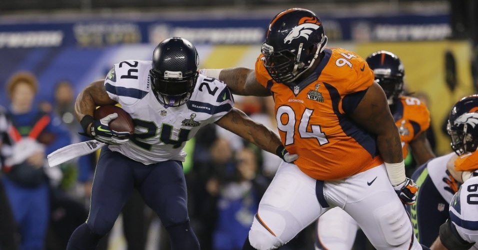 02.fev.2014 - Marshawn Lynch, do Seattle Seahawks, carrega a bola no Super Bowl XLVIII
