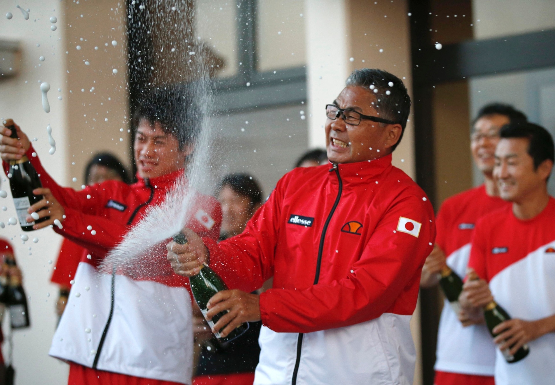 02.fev.2014 - O capitão Minoru Ueda e o tenista Kei Nishikori lideram a comemoração japonesa após derrotar o Canadá na fase de grupo da Copa Davis