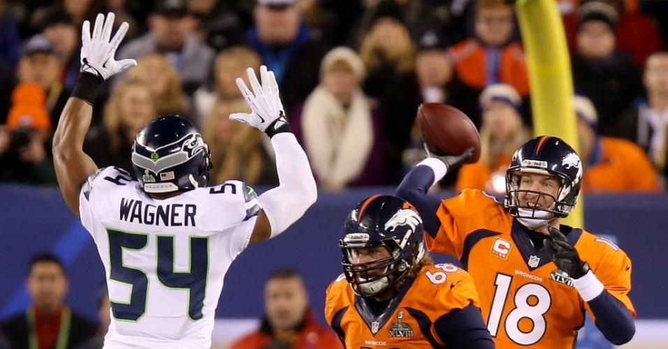 02.fev.2014 - Peyton Manning, quarterback do Denver Broncos, tenta lançamento no Super Bowl XLVIII