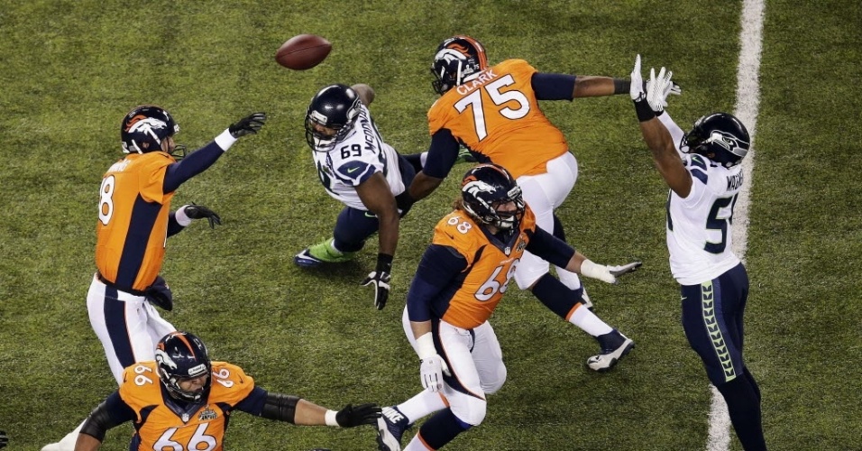 02.fev.2014 - Quarterback Peyton Manning, do Denver Broncos, faz lançamento durante o Super Bowl XLVIII
