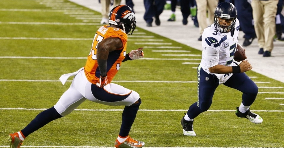02.fev.2014 - Quarterback Russell Wilson, do Seattle Seahawks, corre com a bola durante o Super Bowl de 2014