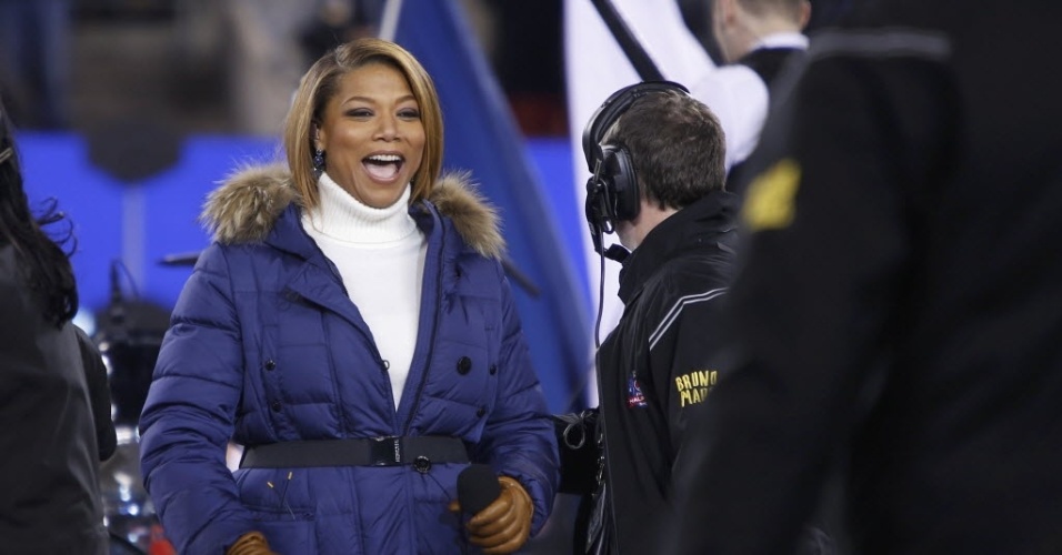 02.fev.2014 - Queen Latifah cantou "America the Beautiful" na cerimônia de abertura do Super Bowl de 2014