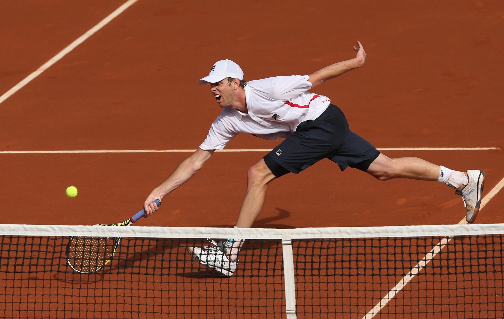 02.fev.2014 - Sam Querrey se estica e consegue rebater a bola de Murray, pela primeira rodada da Copa Davis