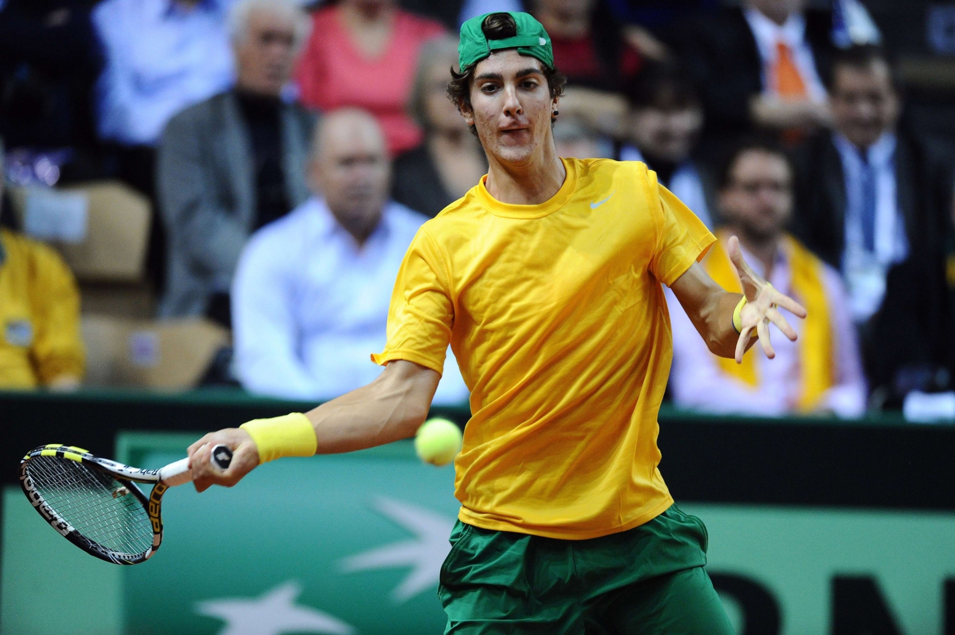 02.fev.2014 - Thanasi Kokkinakis, da Aust?ralia, devolve a bola para o francês Julien Benneteau, durante a partida pela Copa Davis
