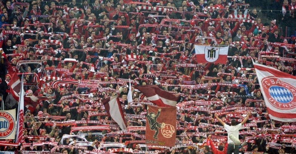 02.fev.2014 - Torcedores colorem as arquibancadas na partida entre Bayern de Munique e Eintracht Frankfurt. O Bayern venceu por 5 a 0, pelo Campeonato Alemão