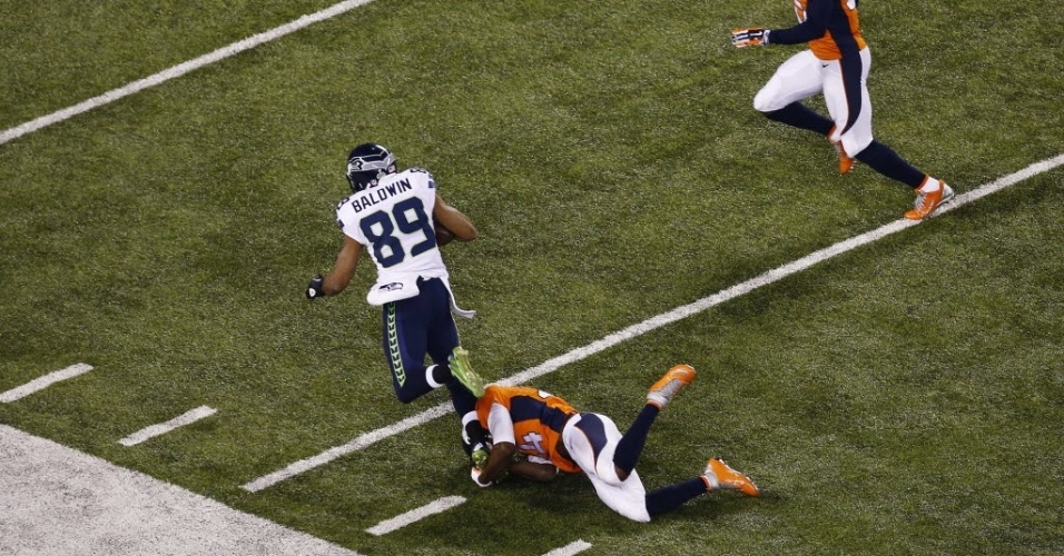 02.fev.2014 - Wide receiver Doug Baldwin corre com a bola para o Seattle Seahawks após receber passe de 37 jardas no Super Bowl XLVIII