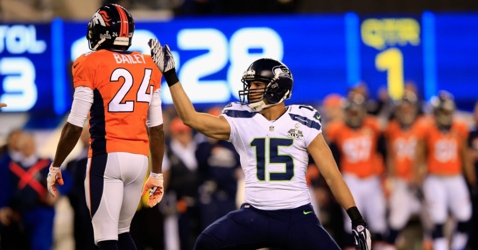 02.fev.2014 - Wide receiver Jermaine Kearse, do Seattle Seahawks, faz pose para receber a bola durante o Super Bowl de 2014