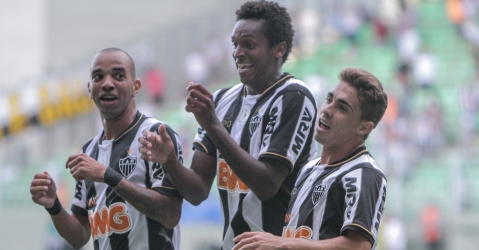 2 fev 2014 - Diego Tardelli, Jô e Neto Berola comemoram durante vitória do Atlético-MG sobre o Nacional, por 2 a 1, no Independência