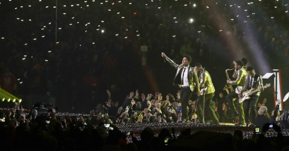 02.fev.2014 - Bruno Mars e Red Hot Chili Peppers fizeram o show do intervalo no Super Bowl XLVIII