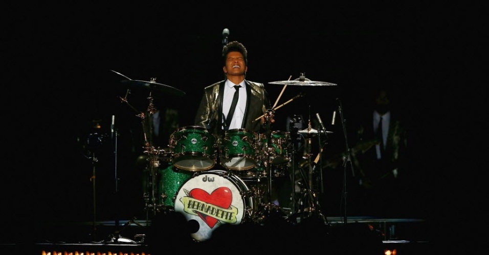 02.fev.2014 - Bruno Mars faz show e toca bateria no intervalo do Super Bowl XLVIII