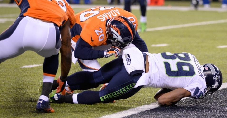 02.fev.2014 - Doug Baldwin anota touchdown para o Seattle Seahawks em fácil vitória sobre o Denver Broncos no Super Bowl XLVIII