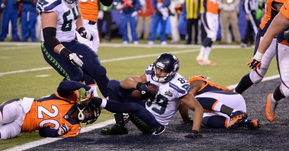 02.fev.2014 - Doug Baldwin consegue touchdown para o Seattle Seahawks no Super Bowl XLVIII