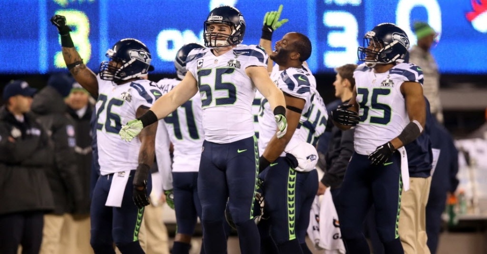 02.fev.2014 - Em jogo fácil, atletas do Seattle Seahawks aproveitam para comemorar durante o Super Bowl XLVIII