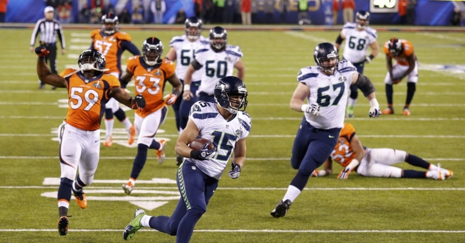 02.fev.2014 - Jermaine Kearse consegue touchdown para o Seattle Seahawks no Super Bowl XLVIII