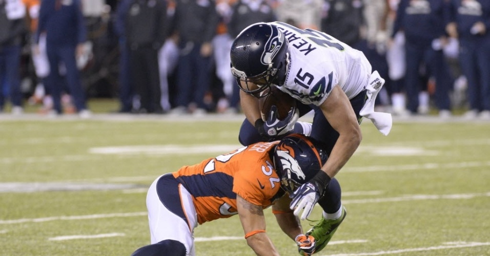 02.fev.2014 - Jermaine Kearse, do Seattle Seahawks, é derrubado durante o Super Bowl XLVIII