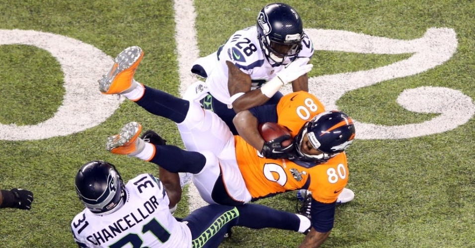 02.fev.2014 - Julius Thomas, camisa 80 do Denver Broncos, é derrubado pela defesa do Seattle Seahawks no Super Bowl XLVIII