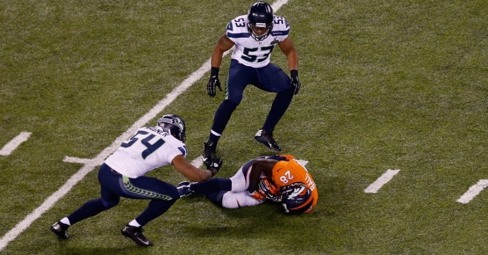 02.fev.2014 - Montee Ball, running back do Seattle Seahawks, cai com a bola no Super Bowl XLVIII