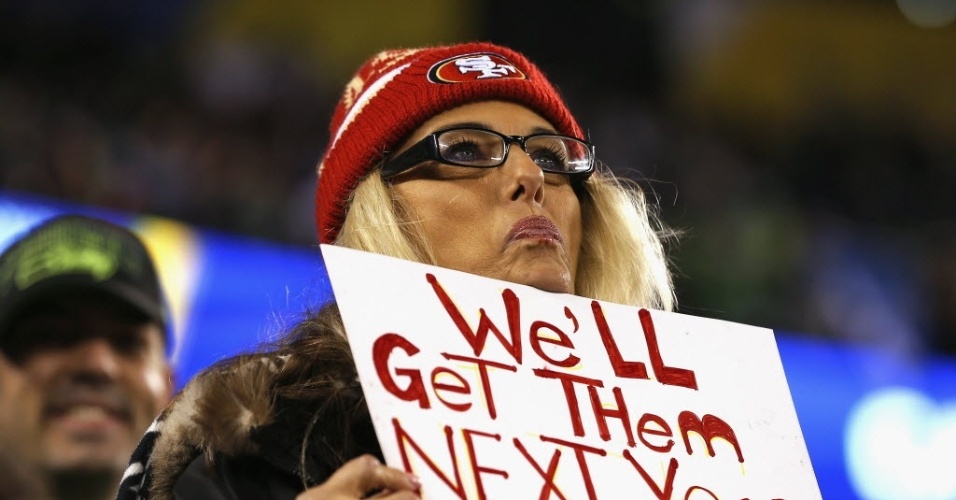 02.fev.2014 - Torcedora com gorro do San Francisco 49ers, rival direto do Seattle Seahawks, segura cartaz com pedido para próxima temporada