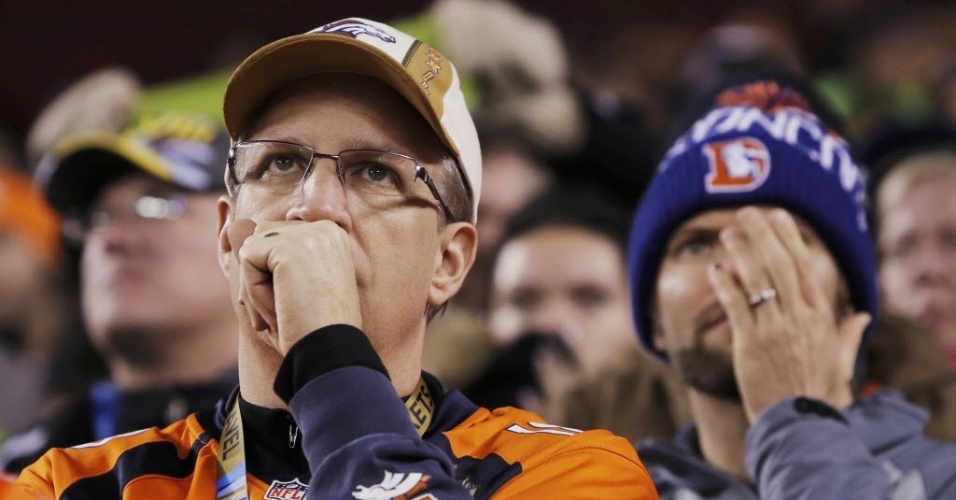 02.fev.2014 - Torcedores do Denver Broncos mostram semblante tenso em derrota no Super Bowl XLVIII