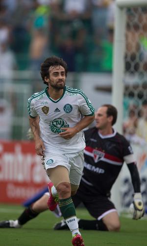 02.fev.2014 - Valdivia comemora primeiro gol do Palmeiras em lance de partida contra São Paulo o pelo Campeonato Paulista 2014 em jogo realizado no estadio Pacaembu