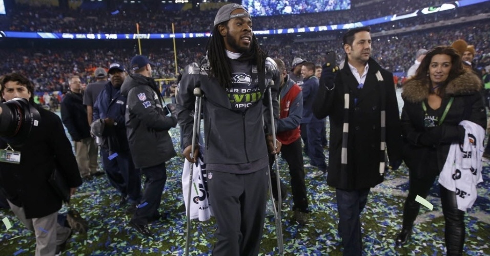 03.fev.2014 - De muletas, Richard Sherman comemora título do Seattle Seahawks no Super Bowl após vitória sobre o Denver Broncos