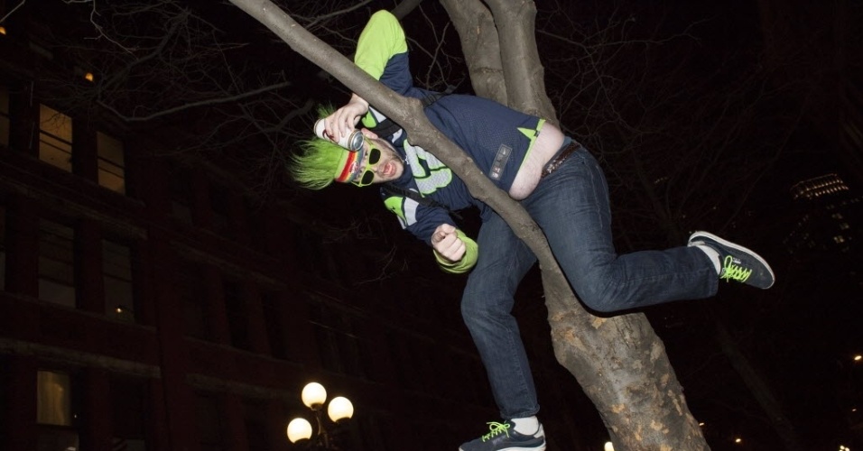 03.fev.2014 - Torcedor se pendura na árvore durante comemorações pelo título do Seattle Seahawks no Super Bowl