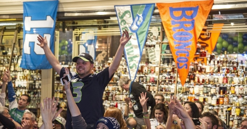 03.fev.2014 - Torcedores do Seattle Seahawk comemoram o título do Super Bowl em um bar na cidade