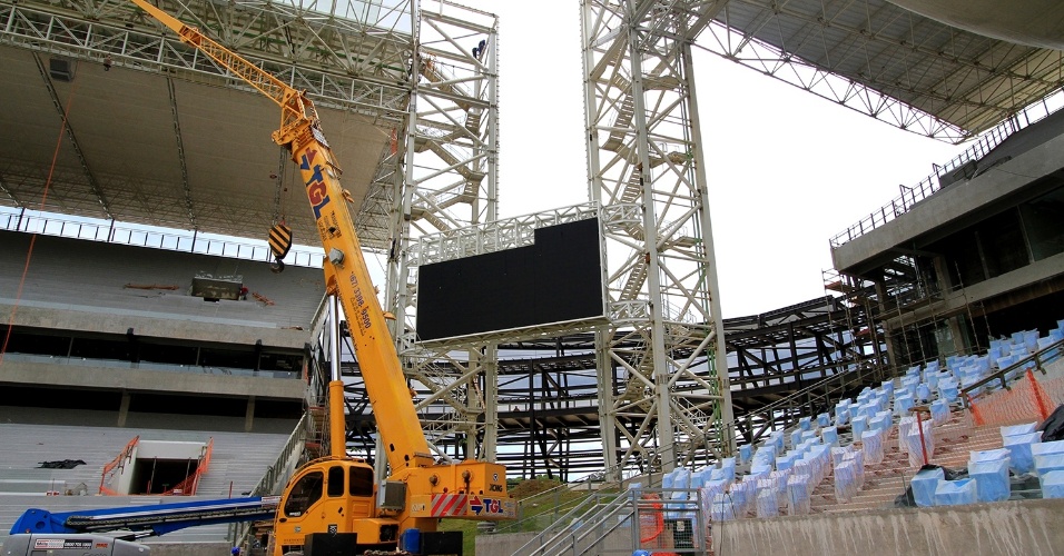 Dois placares eletrônicos em LED de alta resolução são instalados na Arena Pantanal, em Cuiabá; inauguração foi confirmada para abril, com a partida entre Mixto e Santos pela Copa do Brasil