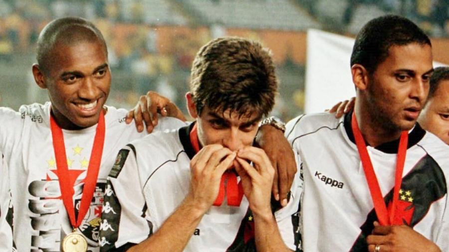 Juninho beija medalha após conquista do Vasco na Taça Libertadores da América de 1998 - Guillermo Granja/Reuters