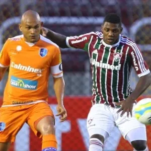 04.fev.2014 - Elivélton disputa a bola com atacantes do Audax em jogo pelo Carioca - Photocamera