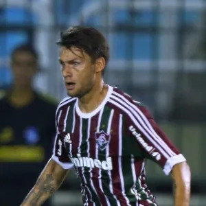 04.fev.2014 - Rafael Sóbis enfrenta a marcação do Audax em jogo pelo Carioca - Photocamera